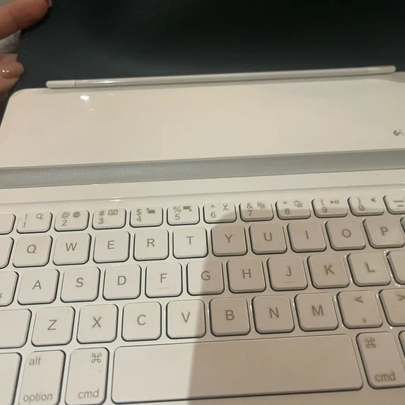 Logitech IPad Keyboard - Picture 2 of 3